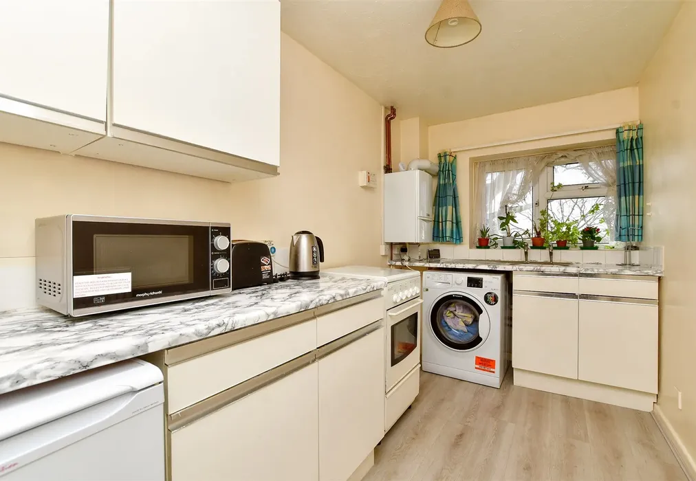 Kitchen - Paddockhurst Road, Gossops Green, Crawley, West Sussex - Wards of Kent
