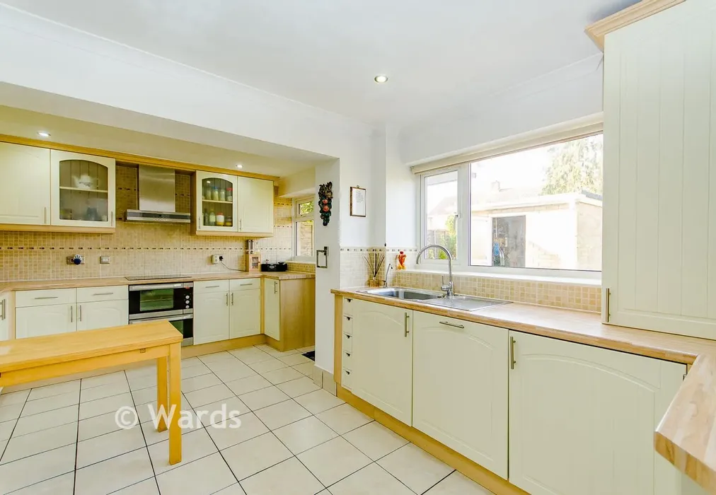 V Kitchen - Iden Crescent, Staplehurst, Tonbridge, Kent - Wards of Kent