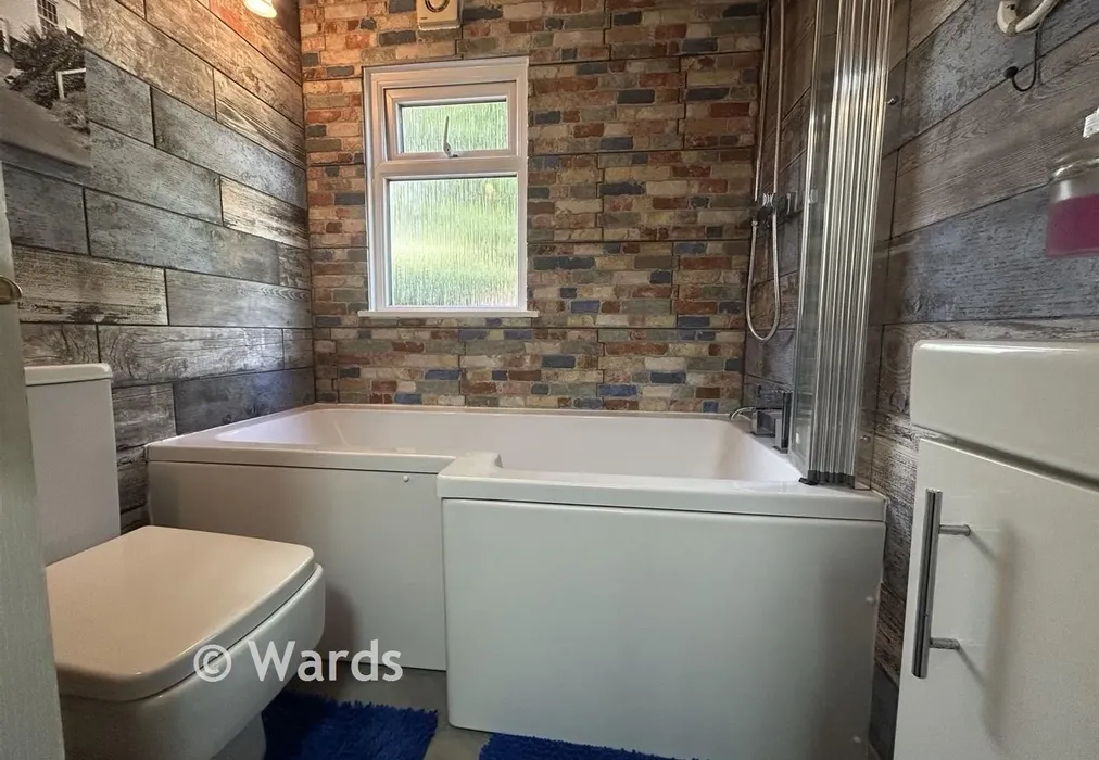 Bathroom - Lower Road, East Farleigh, Maidstone, Kent - Wards of Kent