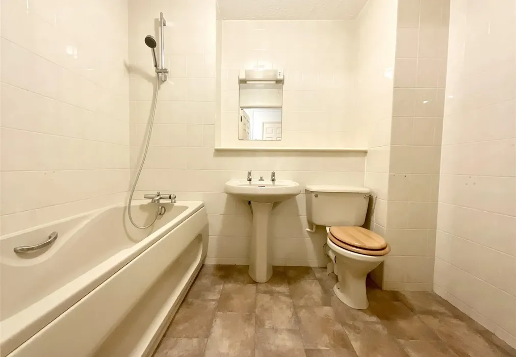 Bathroom - Reigate Hill, Reigate, Surrey - Wards of Kent