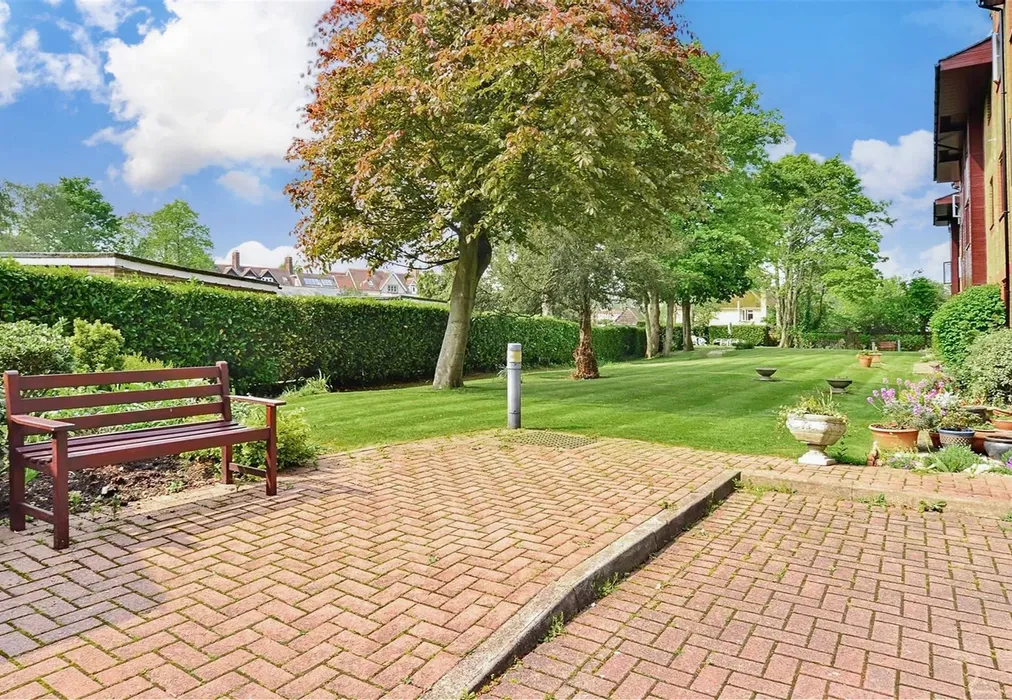 Communal Garden - Reigate Hill, Reigate, Surrey - Wards of Kent