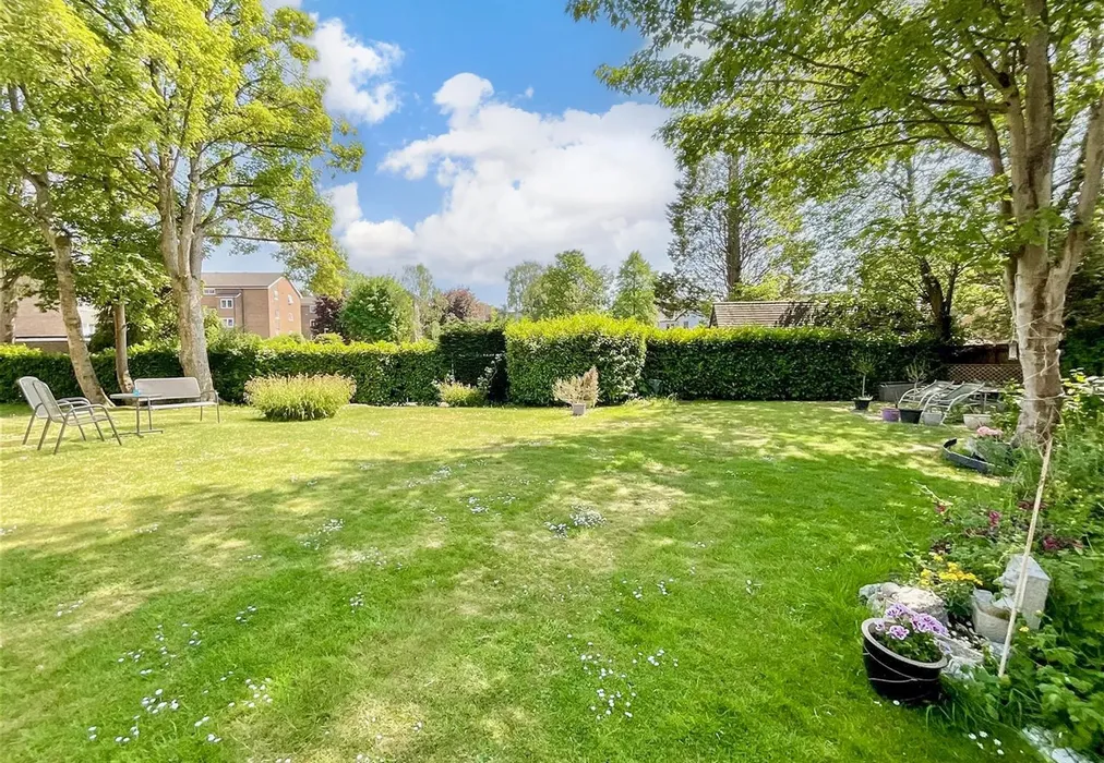 Communal Garden - Reigate Hill, Reigate, Surrey - Wards of Kent