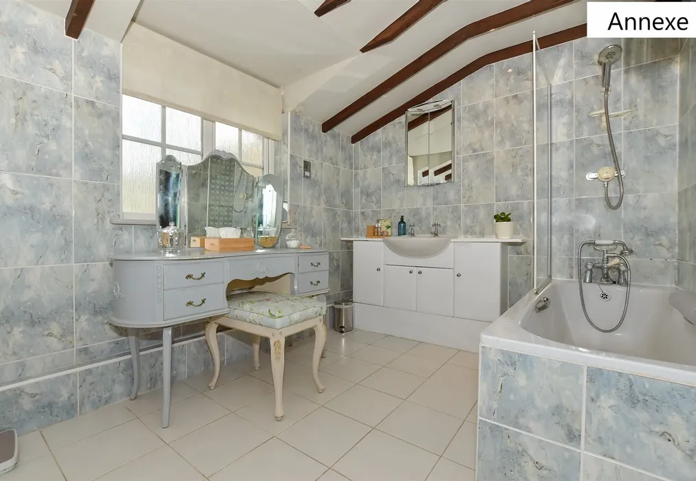 Annexe Bathroom - Padbrook Lane, Preston, Canterbury, Kent - Wards of Kent