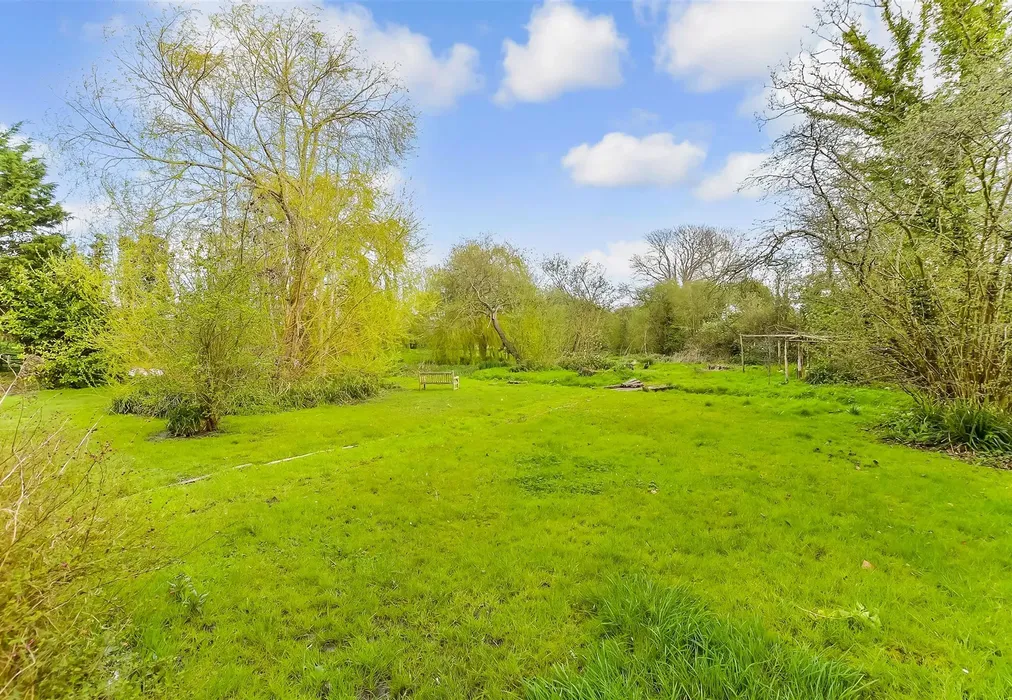 Side Garden - Padbrook Lane, Preston, Canterbury, Kent - Wards of Kent