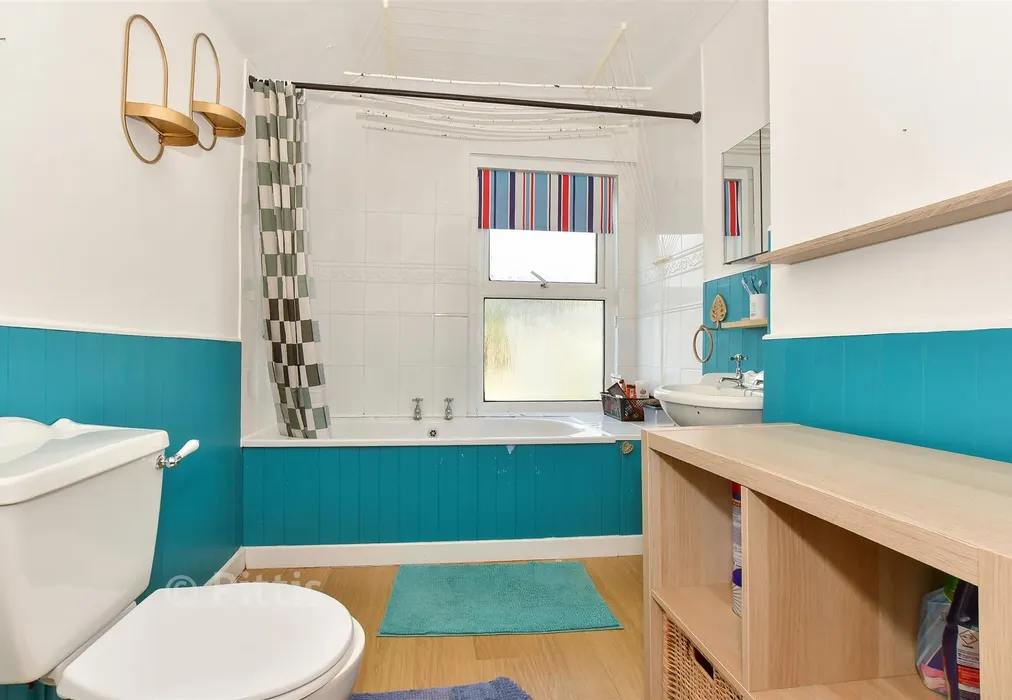 Bathroom - Daniel Street, Ryde, Isle of Wight - Wards of Kent