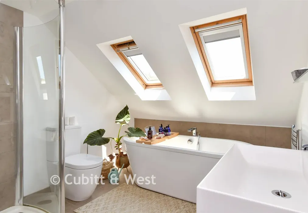 En-Suite Bathroom - Donnington Road, Woodingdean, Brighton, East Sussex - Wards of Kent