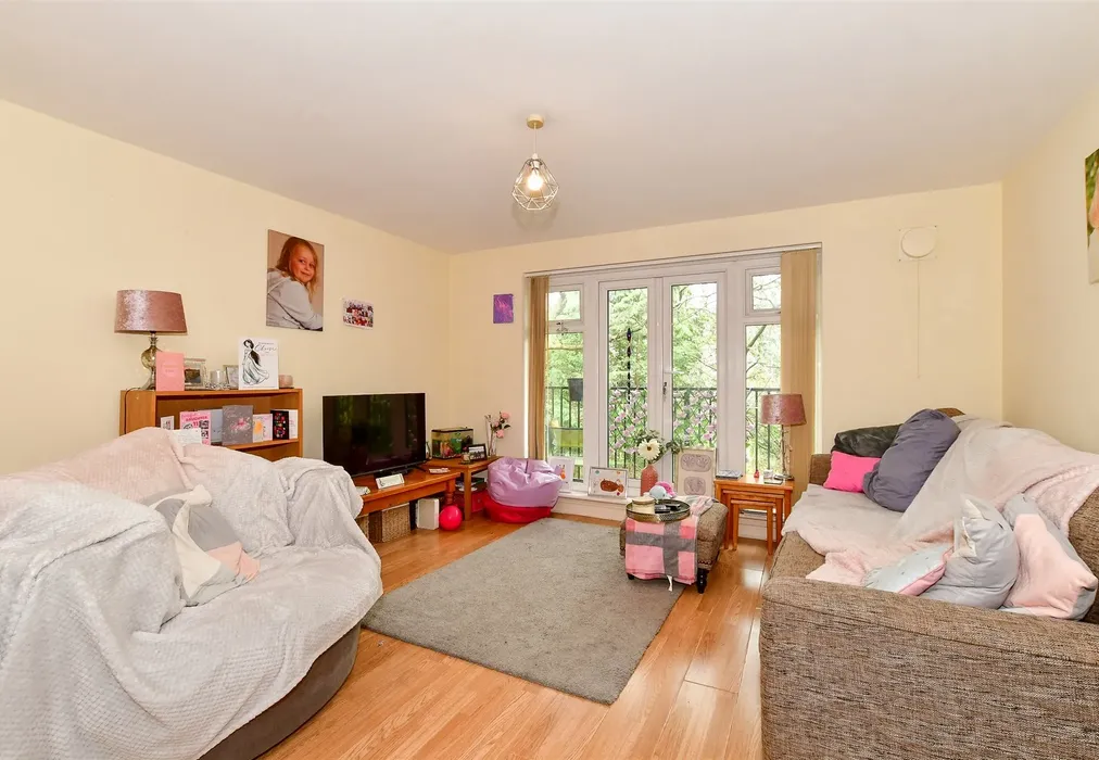Lounge/Kitchen - Woodfield Road, Crawley, West Sussex - Wards of Kent