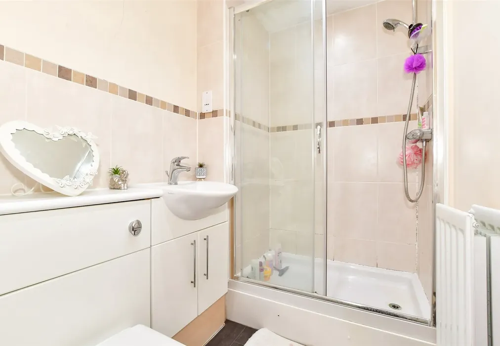 En-Suite - Woodfield Road, Crawley, West Sussex - Wards of Kent