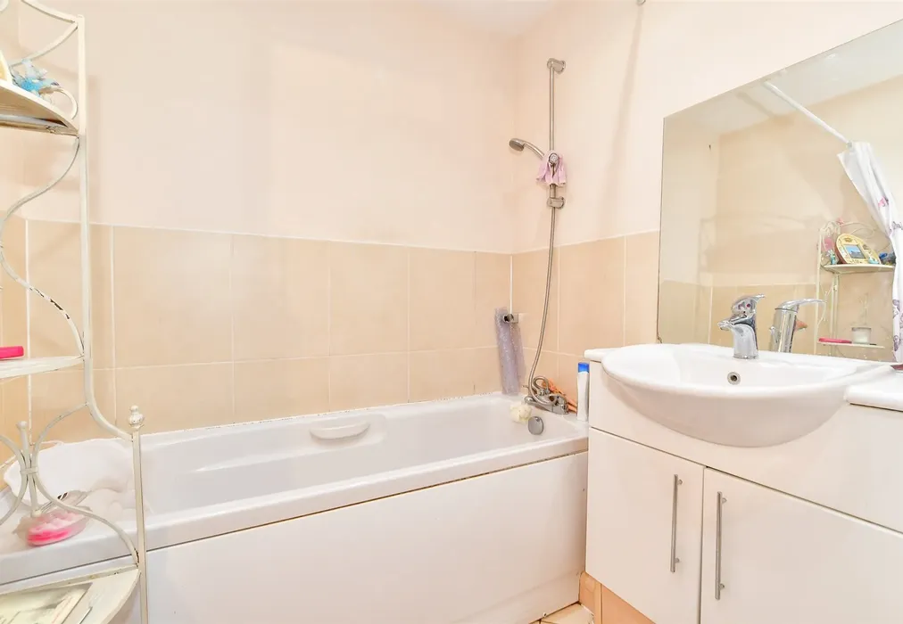 Bathroom - Woodfield Road, Crawley, West Sussex - Wards of Kent