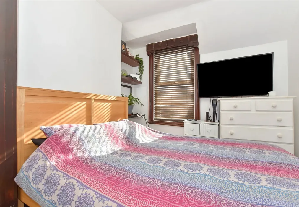Bedroom 1 - Danesmead Terrace, Margate, Kent - Wards of Kent