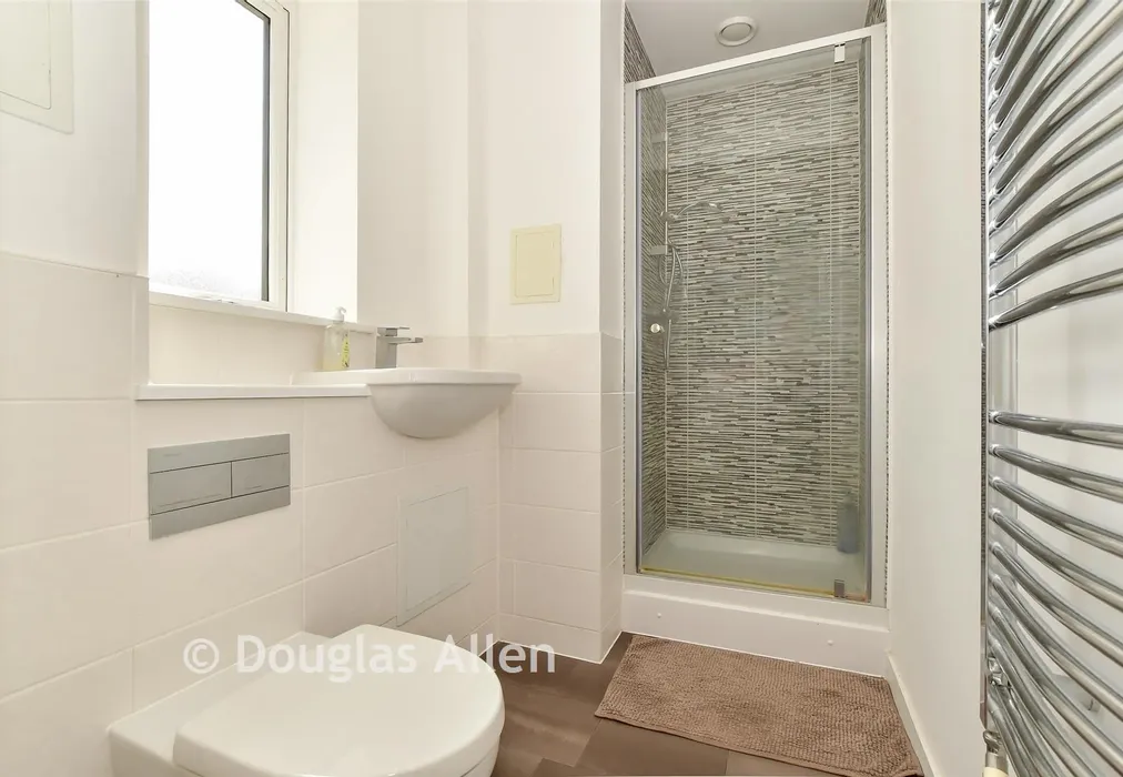 En-Suite - Fullerton Avenue, Dagenham, Essex - Wards of Kent