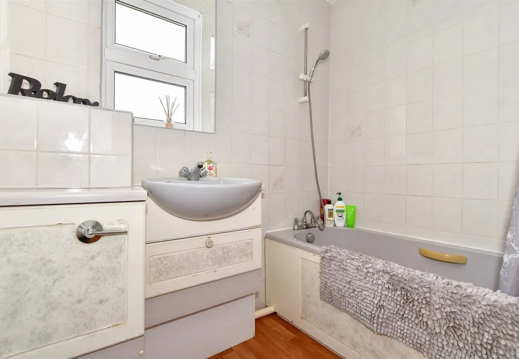Bathroom - Hawkwood, Maidstone, Kent - Wards of Kent