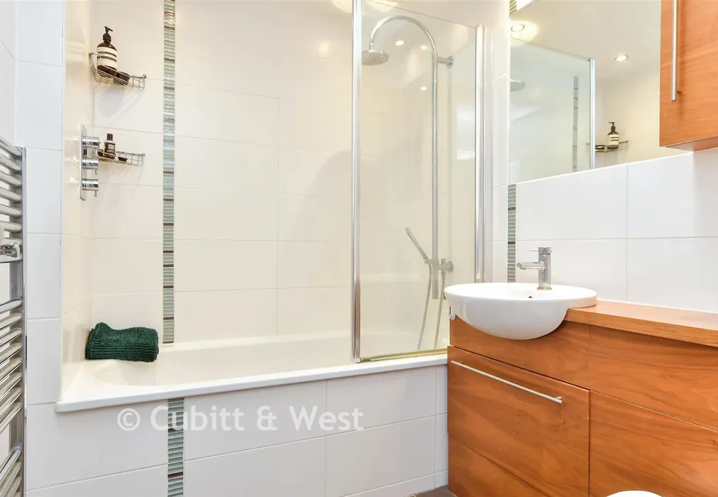 Bathroom - Surrenden Park, Brighton, East Sussex - Wards of Kent