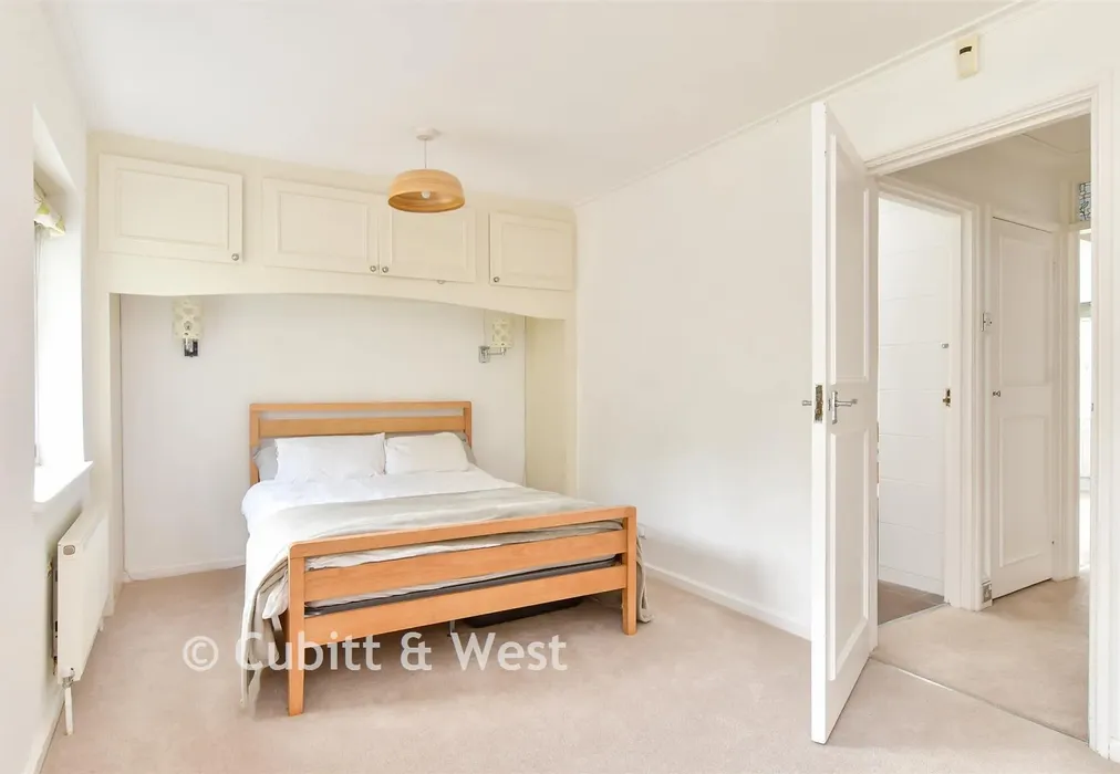 Bedroom 1 - Surrenden Park, Brighton, East Sussex - Wards of Kent