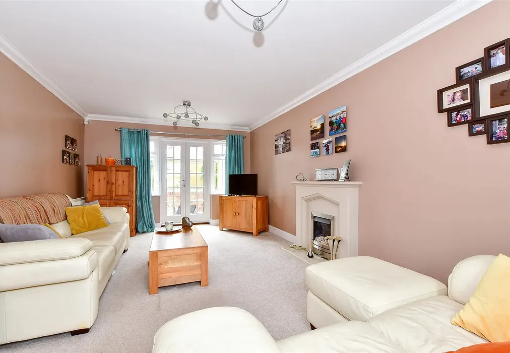 Lounge - Chapman Fields, Cliffsend, Ramsgate, Kent - Wards of Kent