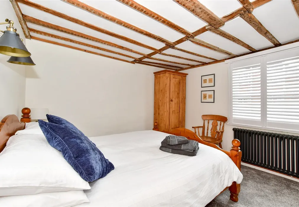 Bedroom 1 - Golden Square, Tenterden, Kent - Wards of Kent