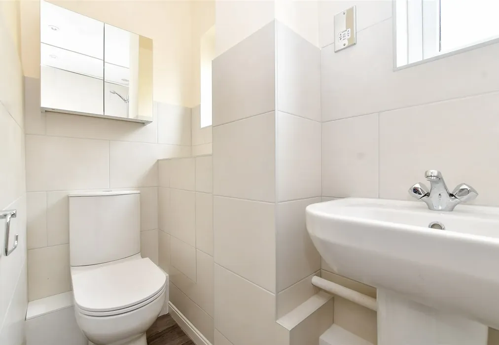 Bathroom - Station Road, Sutton, Surrey - Wards of Kent