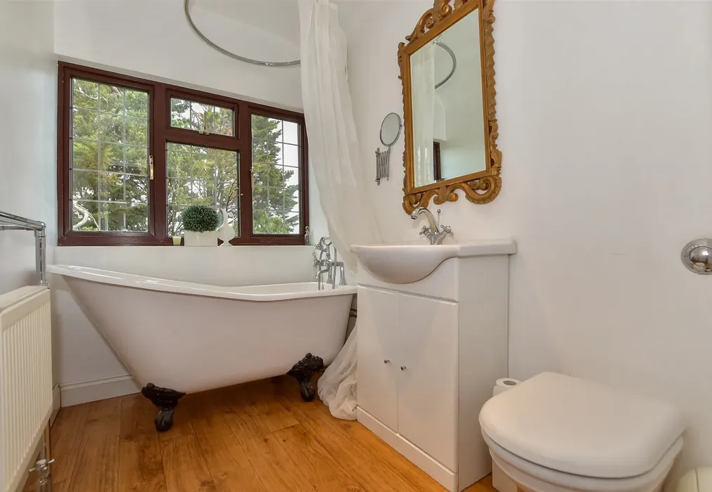 En-Suite Bathroom - London Road, Ditton, Aylesford, Kent - Wards of Kent