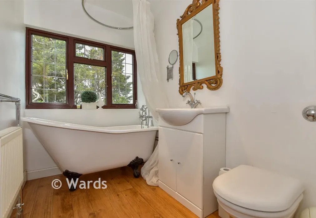 En-Suite Bathroom - London Road, Ditton, Aylesford, Kent - Wards of Kent