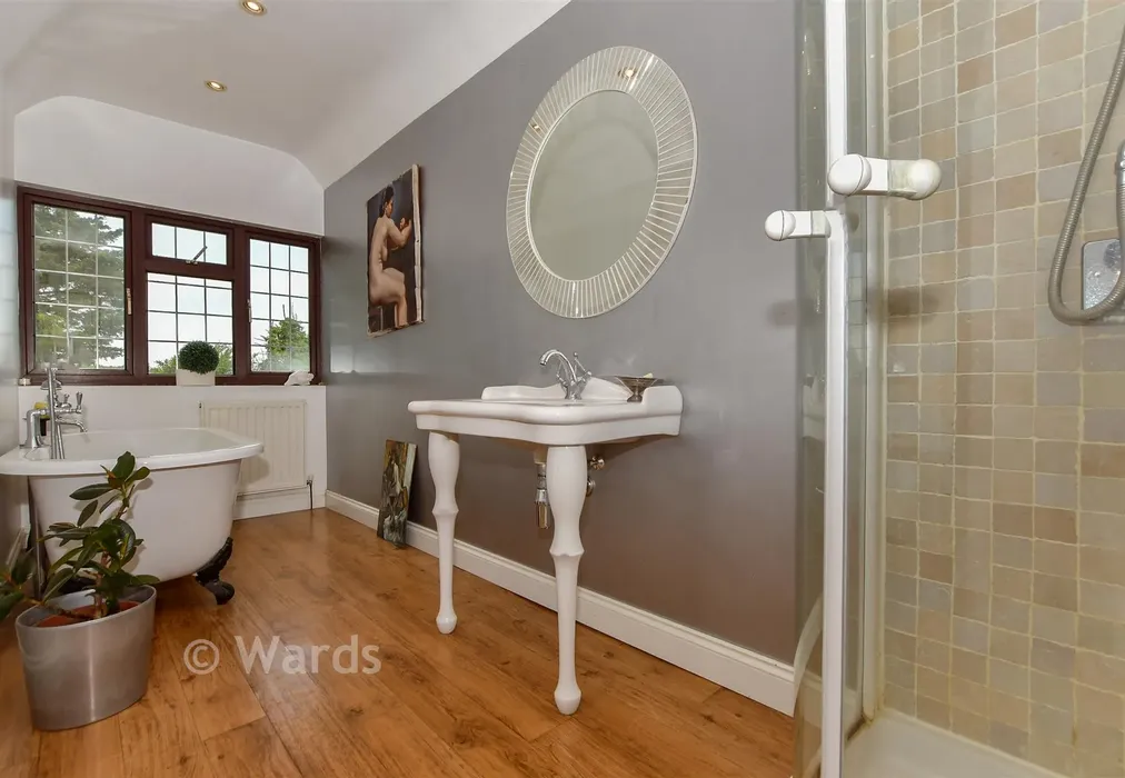 Bathroom - London Road, Ditton, Aylesford, Kent - Wards of Kent