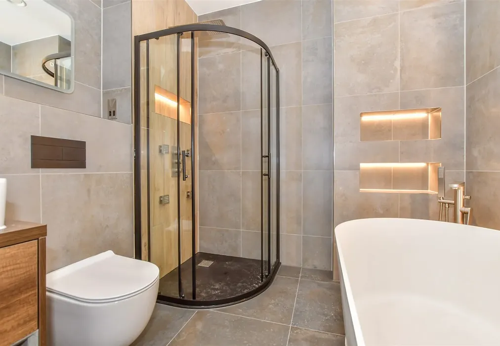 Bathroom - The Carriage House, Grosvenor Road, Tunbridge Wells, Kent - Wards of Kent
