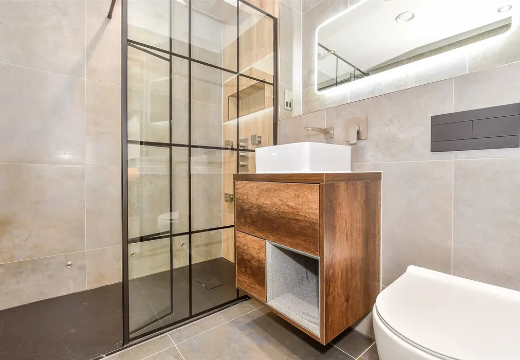 En-Suite - The Carriage House, Grosvenor Road, Tunbridge Wells, Kent - Wards of Kent