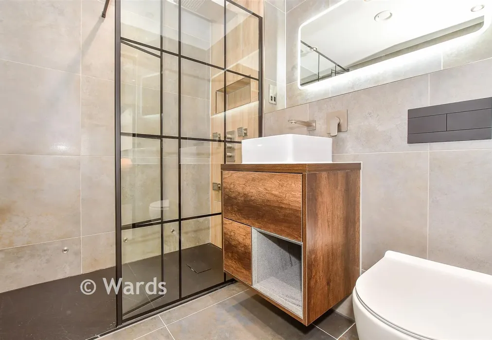 En-Suite - The Carriage House, Grosvenor Road, Tunbridge Wells, Kent - Wards of Kent