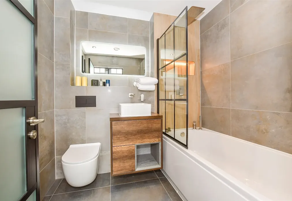 Bathroom - The Carriage House, Grosvenor Road, Tunbridge Wells, Kent - Wards of Kent