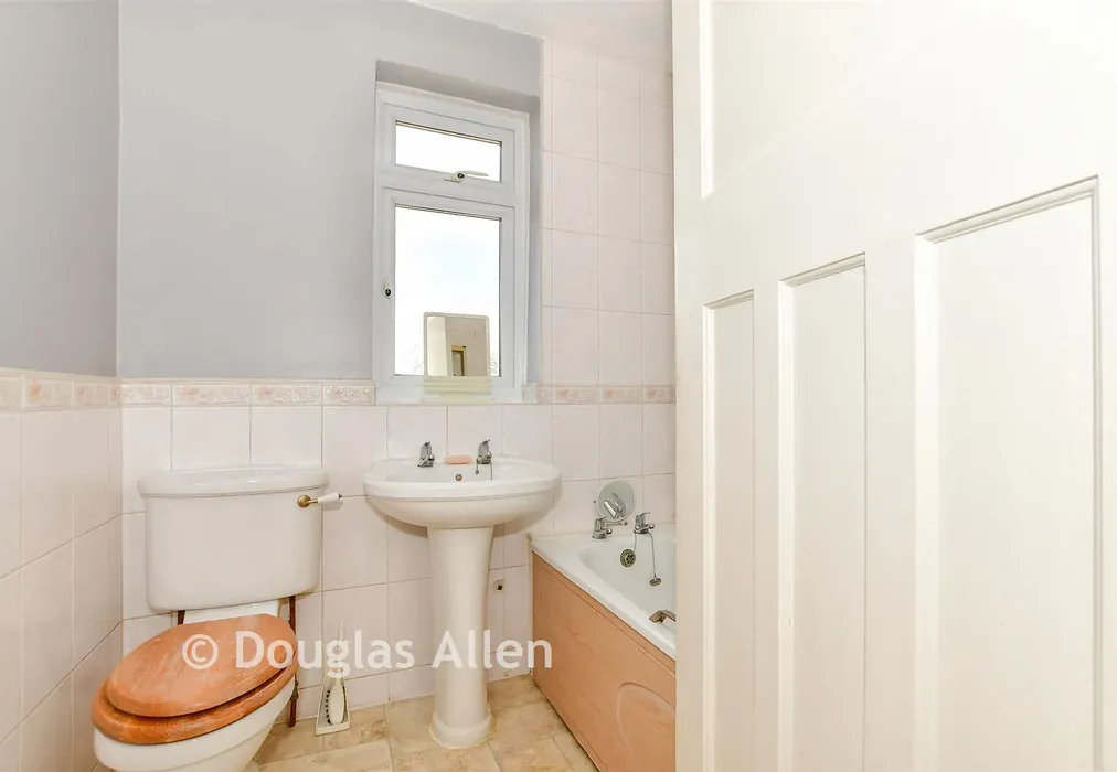 Bathroom - Upminster Road South, Rainham, Essex - Wards of Kent