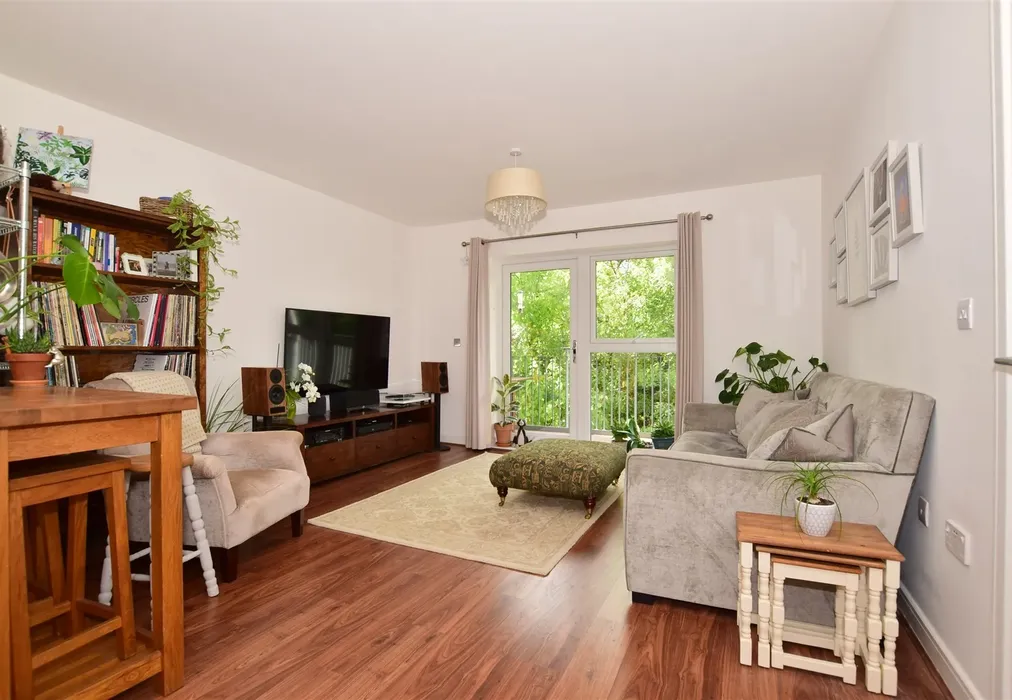 Lounge - Sovereign Way, Tonbridge, Kent - Wards of Kent