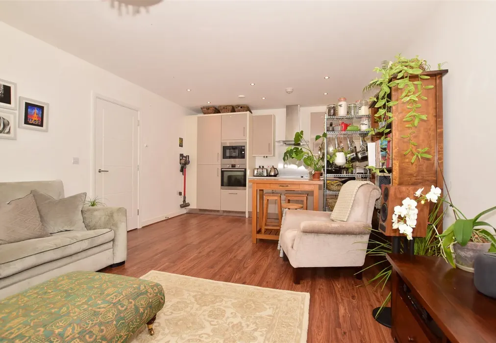 Lounge - Sovereign Way, Tonbridge, Kent - Wards of Kent