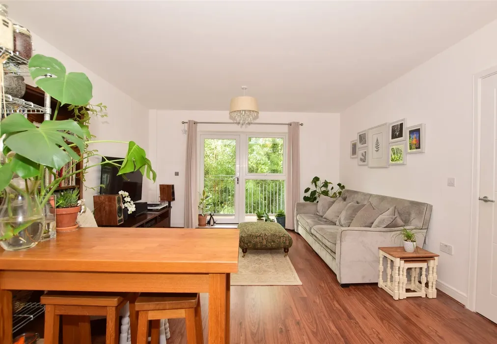 Lounge - Sovereign Way, Tonbridge, Kent - Wards of Kent