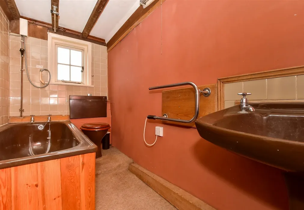 Bathroom - Goddards Green Road, Benenden, Cranbrook, Kent - Wards of Kent