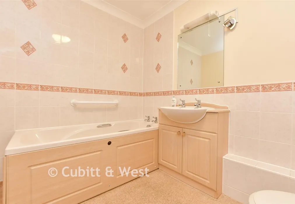 Bathroom - London Road, Redhill, Surrey - Wards of Kent
