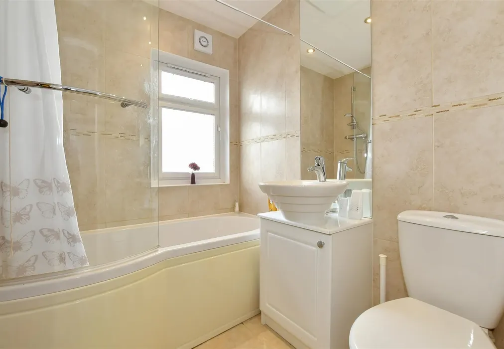 Bathroom - Woodlands Lodge Park, Ashford, Kent - Wards of Kent