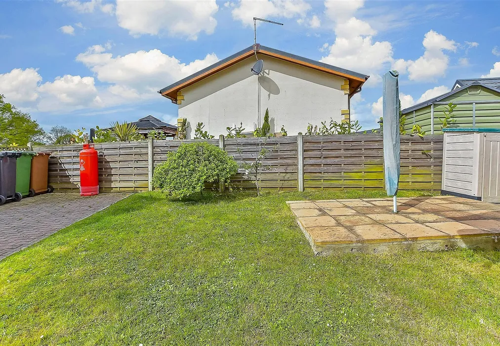 Rear Garden - Woodlands Lodge Park, Ashford, Kent - Wards of Kent