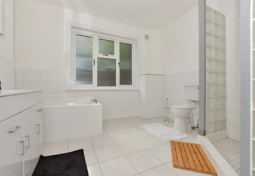 Bathroom - Maidstone Road, Chatham, Kent - Wards of Kent