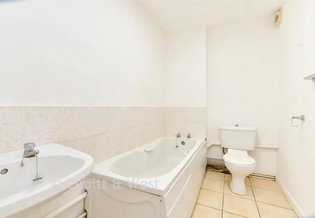 Bathroom - Manor Road, Wallington, Surrey - Wards of Kent