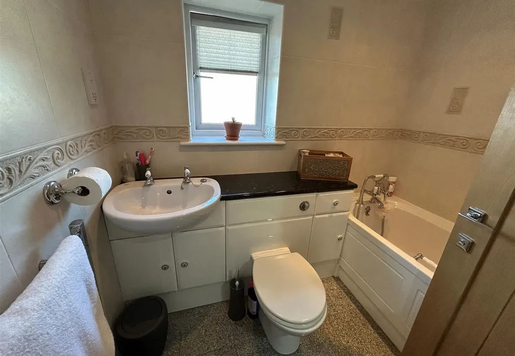 Bathroom - Lower Hartlip Road, Hartlip, Sittingbourne, Kent - Wards of Kent
