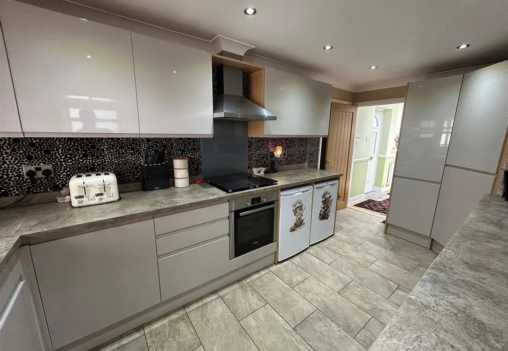 Kitchen - Lower Hartlip Road, Hartlip, Sittingbourne, Kent - Wards of Kent