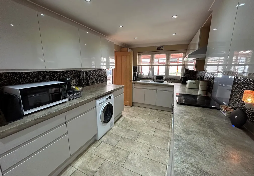 Kitchen - Lower Hartlip Road, Hartlip, Sittingbourne, Kent - Wards of Kent