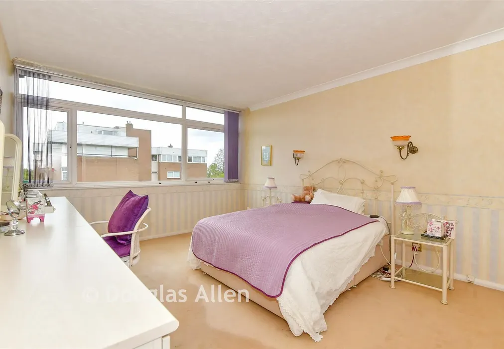Bedroom 1 - The Bowls, Chigwell, Essex - Wards of Kent