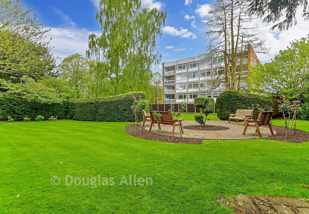 Communal Gardens - The Bowls, Chigwell, Essex - Wards of Kent