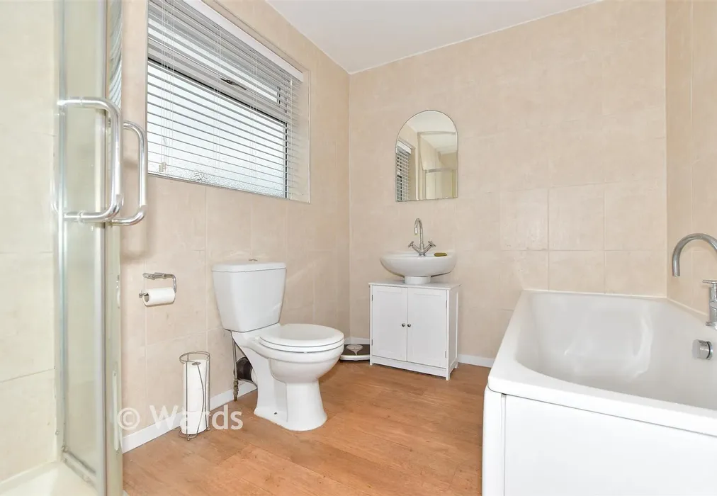 Bathroom - Cheriton High Street, Folkestone, Kent - Wards of Kent