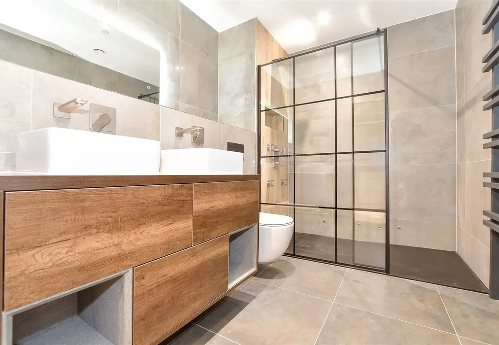 En-Suite - The Carriage House, Grosvenor Road, Tunbridge Wells, Kent - Wards of Kent