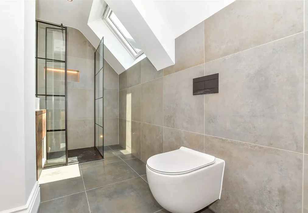 En-Suite - The Carriage House, Grosvenor Road, Tunbridge Wells, Kent - Wards of Kent