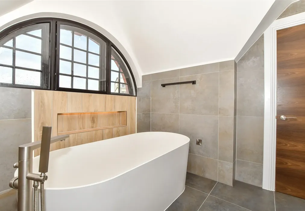Bathroom - The Carriage House, Grosvenor Road, Tunbridge Wells, Kent - Wards of Kent