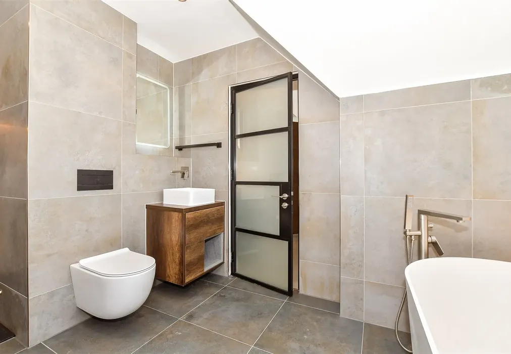 Bathroom - The Carriage House, Grosvenor Road, Tunbridge Wells, Kent - Wards of Kent