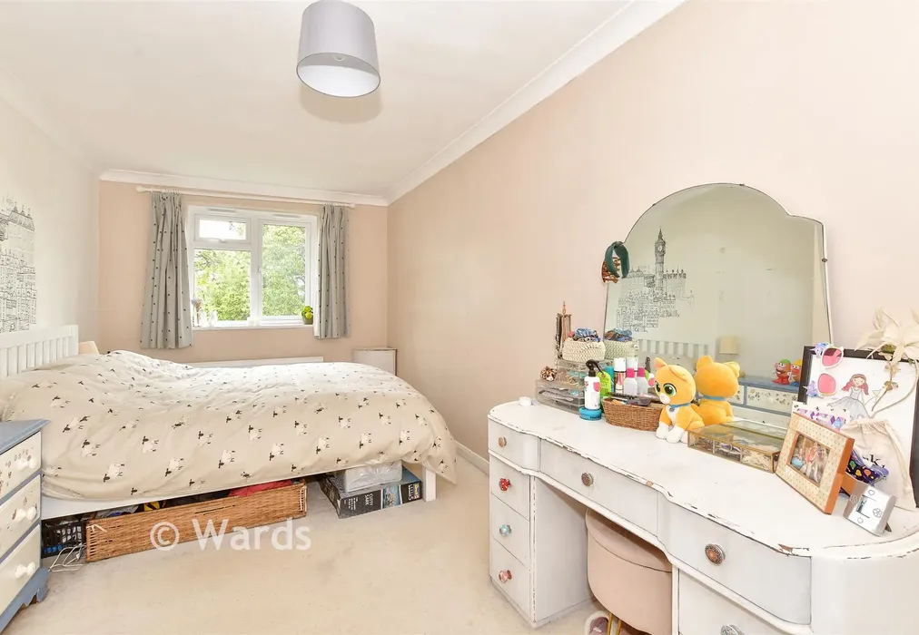 Bedroom 1 - Bankfields, Headcorn, Ashford, Kent - Wards of Kent