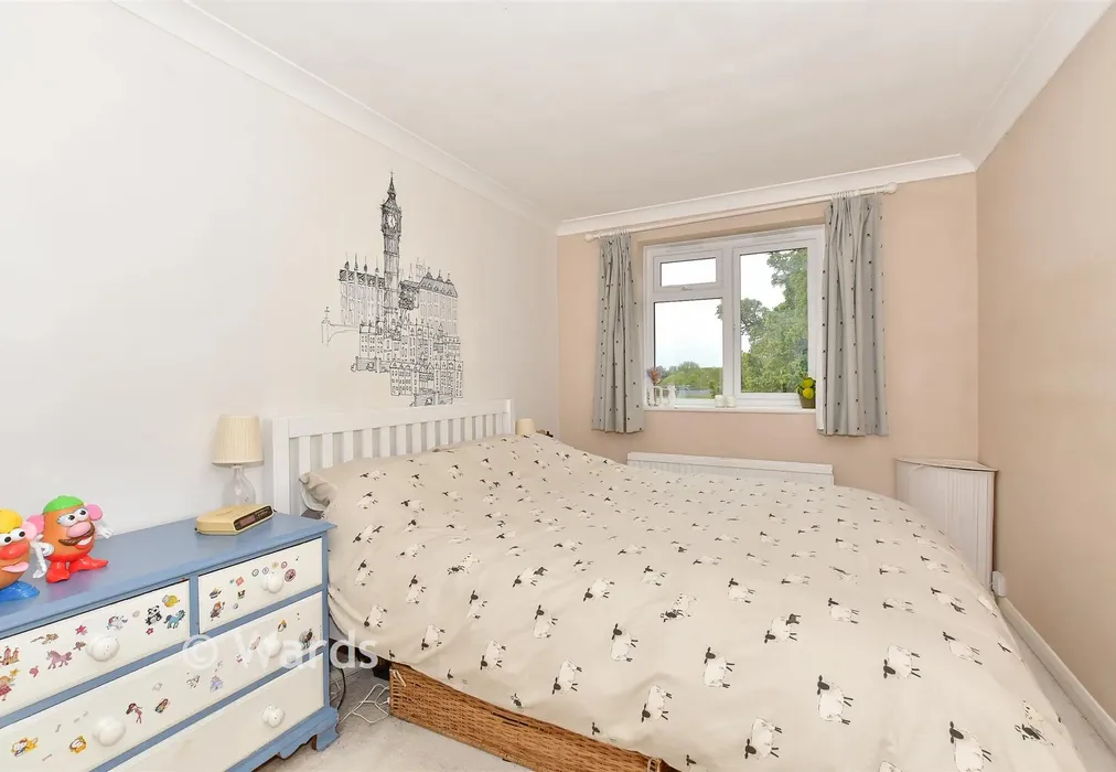 Bedroom 1 - Bankfields, Headcorn, Ashford, Kent - Wards of Kent